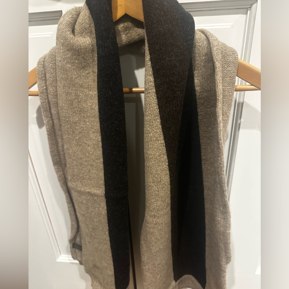 Banana Republic 100% lambswool men’s scarf
